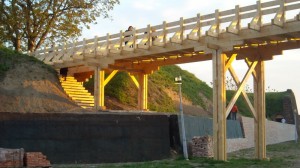 Podul de lemn dintre cele două nivele de apărare