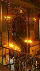 Pe scări în Palatul Șuțu