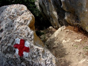 Crucea roșie e bine marcată pe chei, și există și o scară de lemn pentru a face coborârea mai ușoară